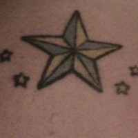 Gialla stella con piccole stelle tatuaggio