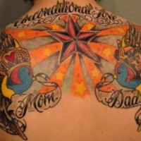 el tatuaeje simetrico grande y muy colorado  con una estrella nautica en el centro, rayos del sol y ds gorriones a los lados con palabras 