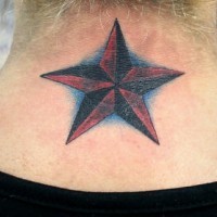 el tatuaje sencillo de una estrella nautica de color negro con rojo sobre el fondo azul