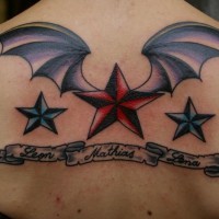 Stella con ali di pipistrello tatuaggio sulla schiena