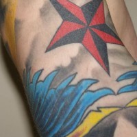 Stella rossa e passeri tatuaggio