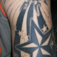 Sole e stelle tatuaggio sul braccio