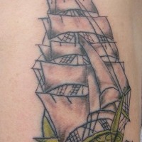 el tatuaje de un barco en el mar hecho parcialmente en color