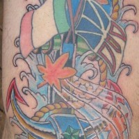 el tatuaje colorado de una ancla en las olas del mar y dos banderas