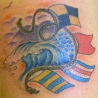 el tatuaje de las banderas en una cuerda y las olas del mar