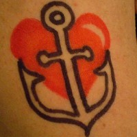 el tatuaje sencillo minimalista de una ancla sobre un corazon rojo