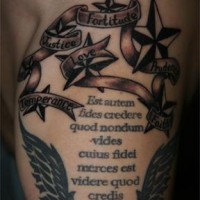 el tatuaje detallado de una poema con alas y estrellas nauticas alrededor