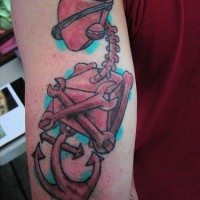 Le tatouage de robot pirate avec un ancre