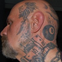 Leone e la macchina tatuati sulla faccia e collo