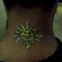 el tatuaje del sol humanizado hecho en la nuca en color