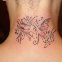 el tatuaje del simbolo de la lucha contra la sida con palabras 