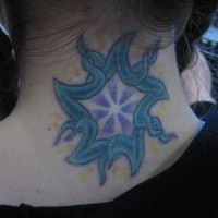 el tatuaje de una traceria en forma de estrella en la nuca