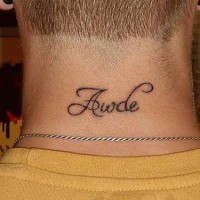 el tatuaje de un nombre escrito en cursivo en la nuca
