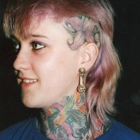 el tatuaje colorado detallado con pajaros hecho en todo el cuello