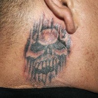 el tatuaje de una calavera malvada detras de la oreja