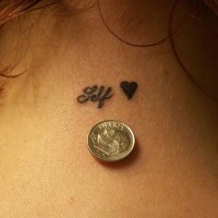 el tatuaje super pequeño de un nombre junto con un corazon en tinta negra
