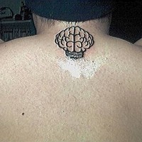 Realistisches Gehirn Tattoo am Hals