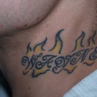 el tatuaje de un nombre en las llamas de fuego