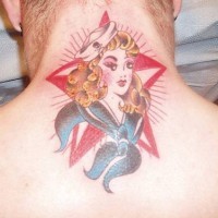 Pin Up Mädchen-Seemann Tattoo am Hals