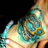 el tatuaje de un duster de oro con un rosario en el fondo azul