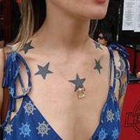 el tatuaje de varias estrellas de color gris que estan en forma de collar grande