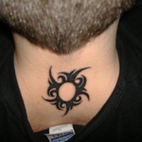 el tatuaje de un simbolo tribal en el cuello