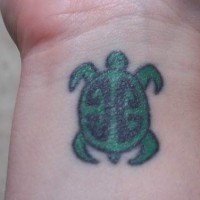 Tatuaggio piccolo sul polso la tartaruga verde