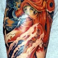 Tatuaje oceánico con gran pulpo en tinta roja