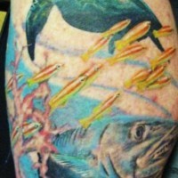 Tatuaggio realistico sulla gamba il fondo del oceano & la tartaruga & il pesce
