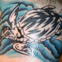 Tattoo mit schwarzer Schilkröte und blauen Wellen