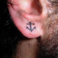 Piccola ancora tatuata sul lobo dell'orecchio