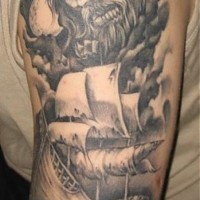Gran tatuaje la nave de los vikings  en el mar