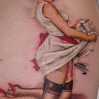 el tatuaje de color estilo pin up con una chicaen vestido blanco