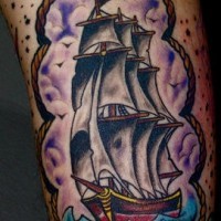 el tatuaje hermoso de un barco en el mar hecho dentro de una traceria y estrellas alrededor