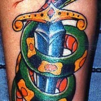 Old school Tattoo mit bunter Schlange und Dolch