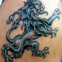 Tatuaje en tinta azul y gris león de plata