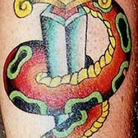 Oldschool Tattoo-Design mit Schlange und Dolch