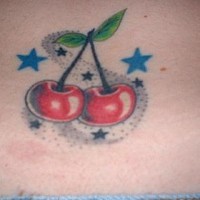 Oldschool Tattoo-Design mit roten Kirschen und blauen Sternen