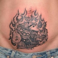 Tatuaje en vientre con muchos elementos en las llams