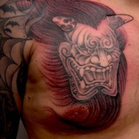 Tatuaggio maschera Oni del folklore giapponese tatuato