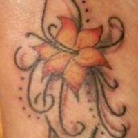 Tatuaje de una flor color naranja con tracería