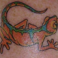 El tatuaje de una lagartija de color naranja