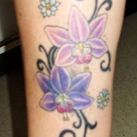 Orchideenblumen und tribal Maßwerk Tattoo