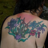 el tatuaje grande de las orquideas con hojashecho en la espalda