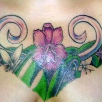 el tatuaje de una traceria floral con una orquidea en el centro hecho en el pecho