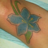 el tatuaje sencillo de una orquidea azul