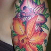 el tatuaje de dos orquideas grandes morada y de color naranja en el hombro