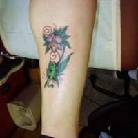 el tatuaje detallado de una orquidea elegante hecho en la pierna