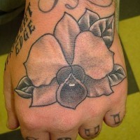 Orchidea nera tatuaggio sul braccio