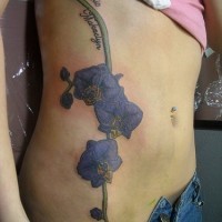 Tattoo mit lila Orchideen Blumen an der Seite